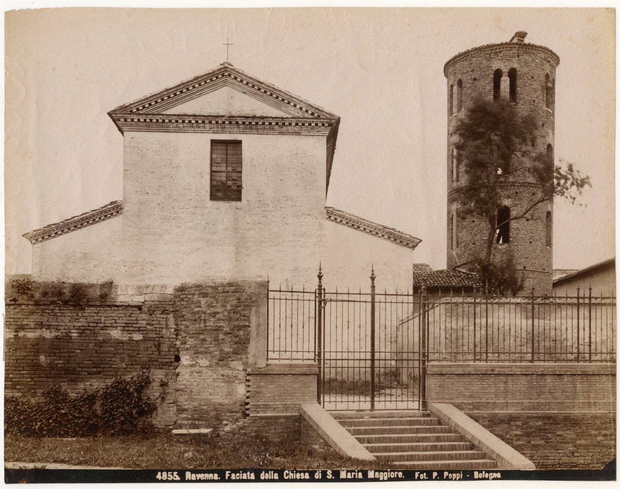 Igreja de Santa Maria Maior, Ravenna, Emilia-Romagna, Itália, fotografia de Pietro Poppi, Bolonha, ca 1900 de Italian Photographer