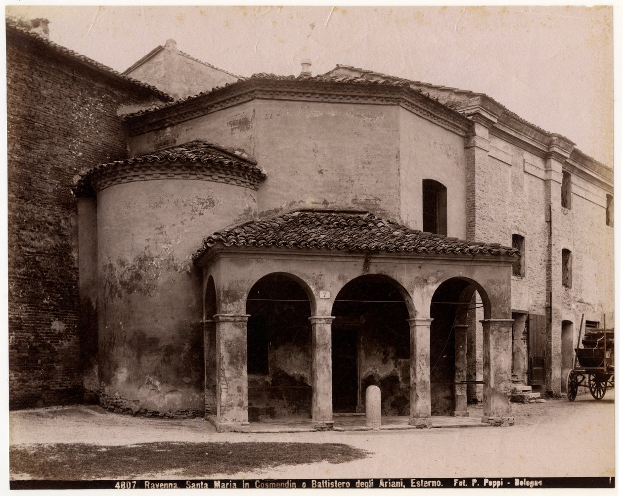 Igreja de Santa Maria em Cosmedin ou Baptistério de Arians, Ravenna, Emilia-Romagna, Itália, fotografia de Pietro Poppi, Bolonha, ca 1900 de Italian Photographer