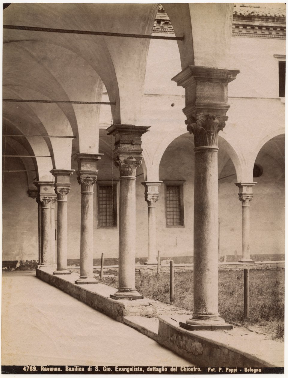 Claustro na Igreja de São João Evangelista, Ravenna, Emilia-Romagna, Itália, fotografia de Pietro Poppi, Bolonha, ca 1900 de Italian Photographer