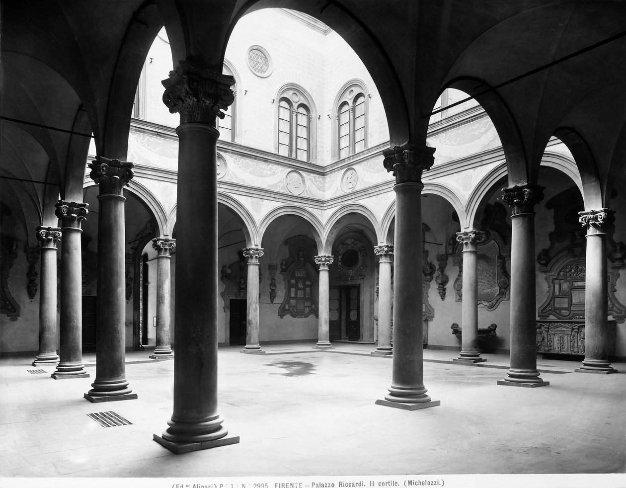 Pátio do Palazzo Medici Riccardi, Florença, Itália, c.1890 (foto a p/b) de Italian Photographer