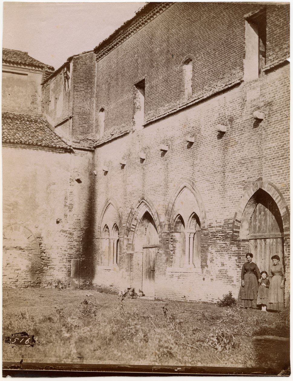 Exterior da sala Capitular, abadia de Pomposa, Emilia-Romagna, Itália, fotografia de Luigi Ricci, Ravenna de Italian Photographer