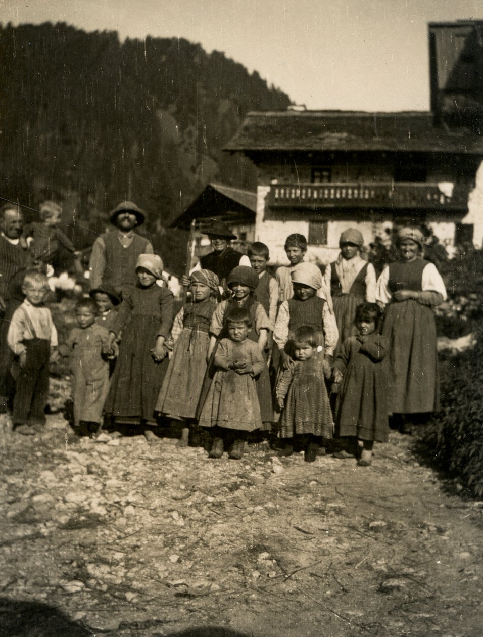 Família em frente de casa, Vale de Aosta, Itália 1900-1910 de Italian Photographer