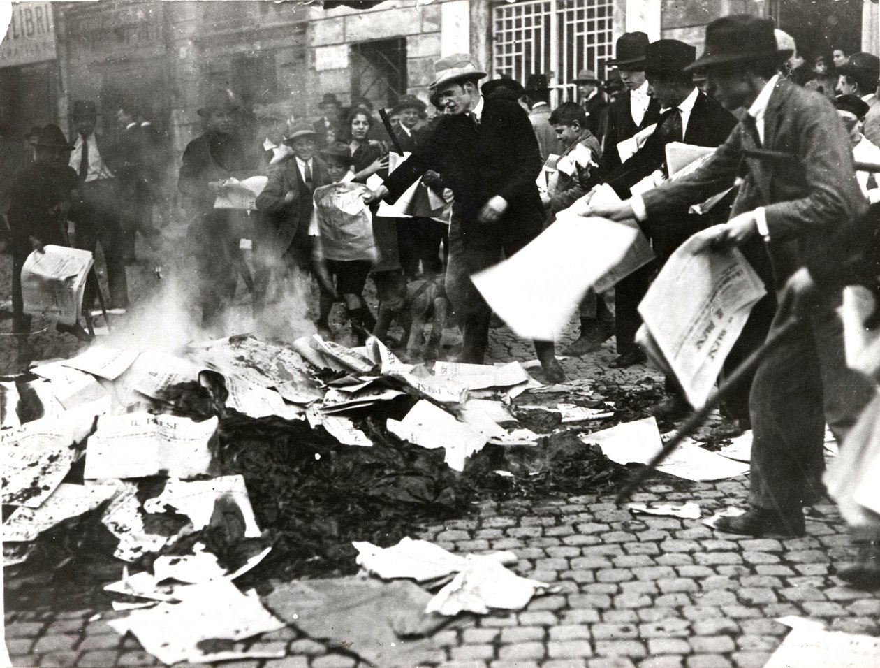 Equipe fascista queima jornais socialistas "Il Paese" depois de devastar o cerco de Italian Photographer