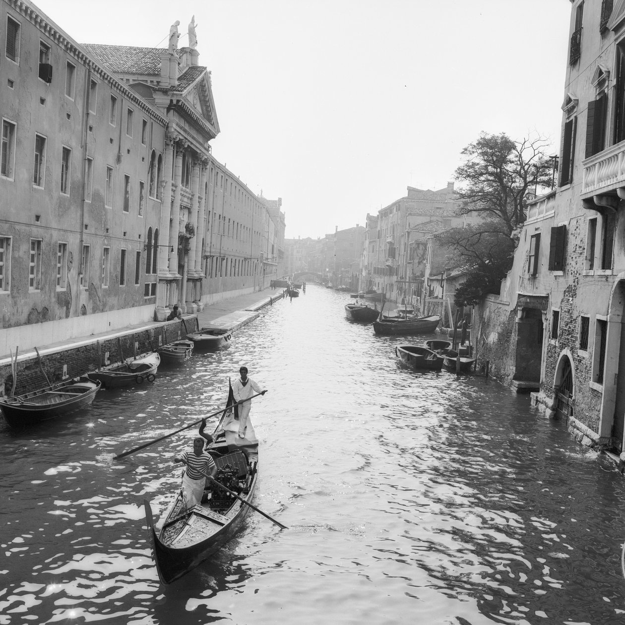 Gondoliers em um canal em Veneza de Italian Photographer