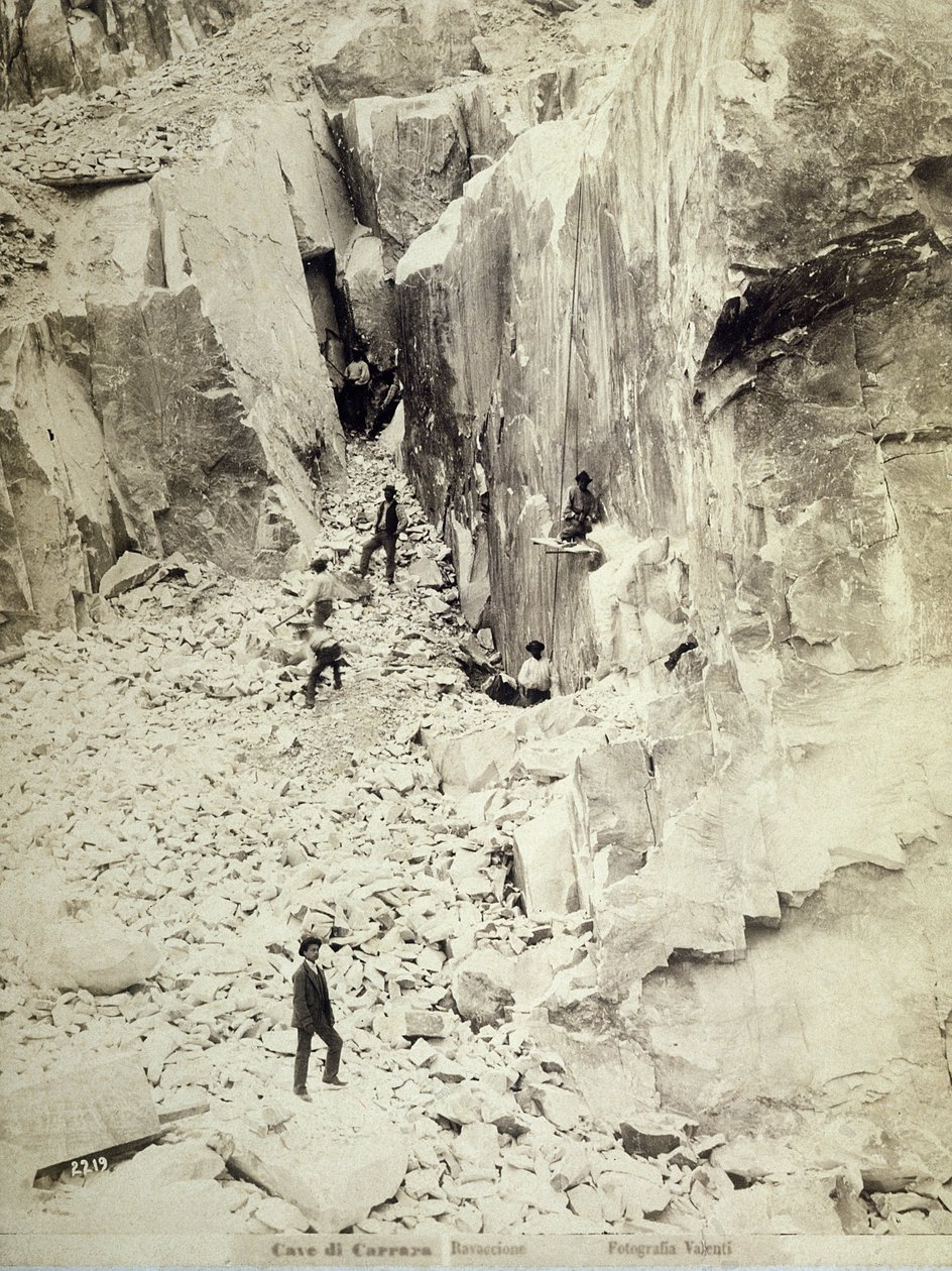 Grupo de quarriers no trabalho em uma das pedreiras de Ravaccione, c.1890-1900 de Italian Photographer