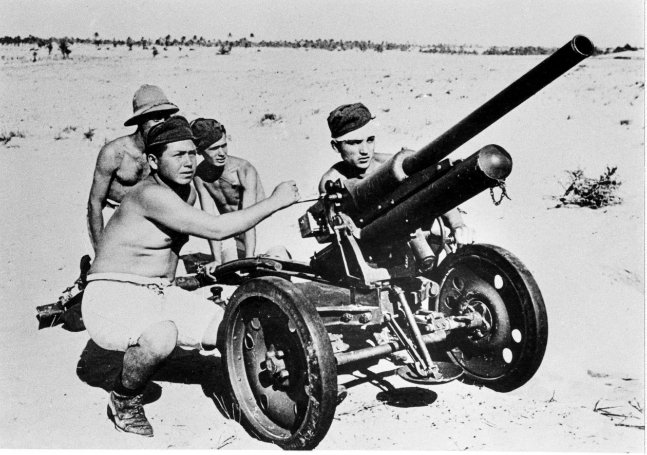 Anti-tanque italiano no deserto líbio. 1941. de Italian Photographer