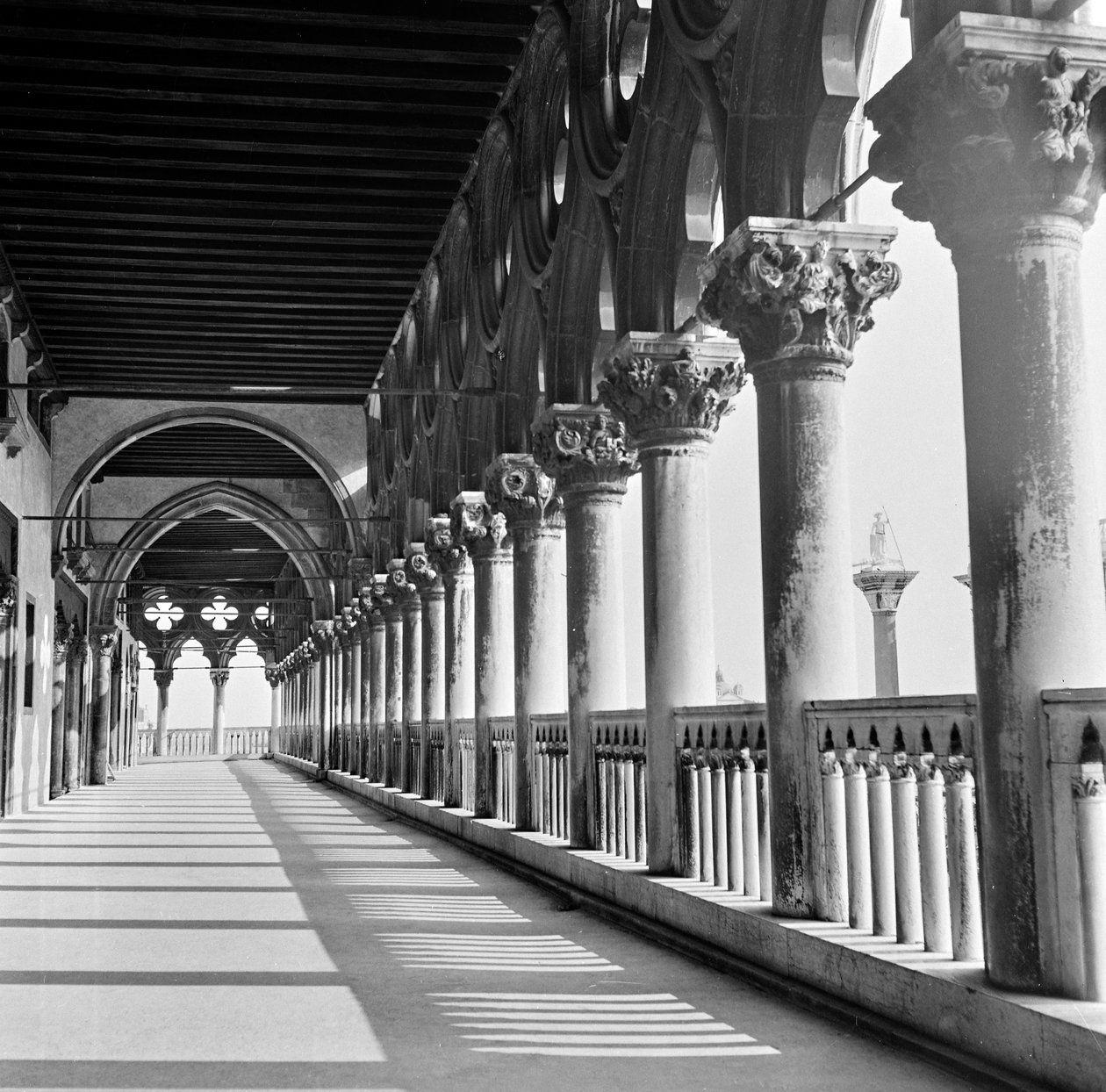 Loggia do Palazzo Ducale, Veneza, c.1960 (foto a p/b) de Italian Photographer