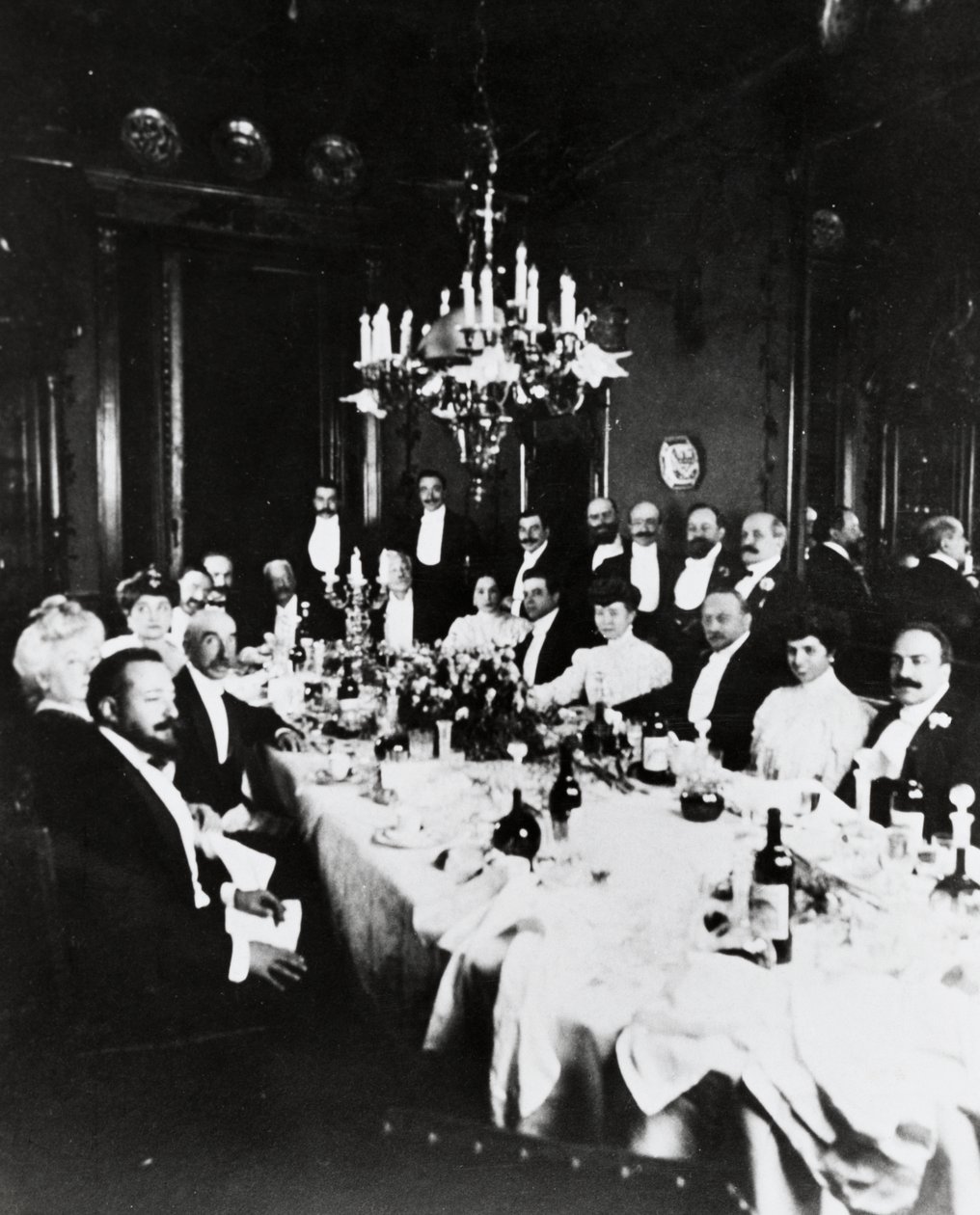 Almoço na Casa Sonzogno, entre os convidados é possível reconhecer Francesco Cilea, Pietro Mascagni, Umberto Giordano, Carlo Romussi, Arturo Colautti, Amintore Galli e Edoardo Sonzogno, Milão. de Italian Photographer