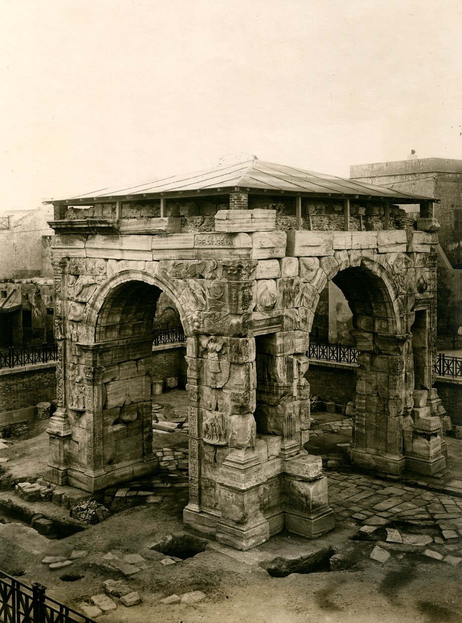 Arco de Marco Aurélio depois das restaurações, Tripoli, Líbia de Italian Photographer