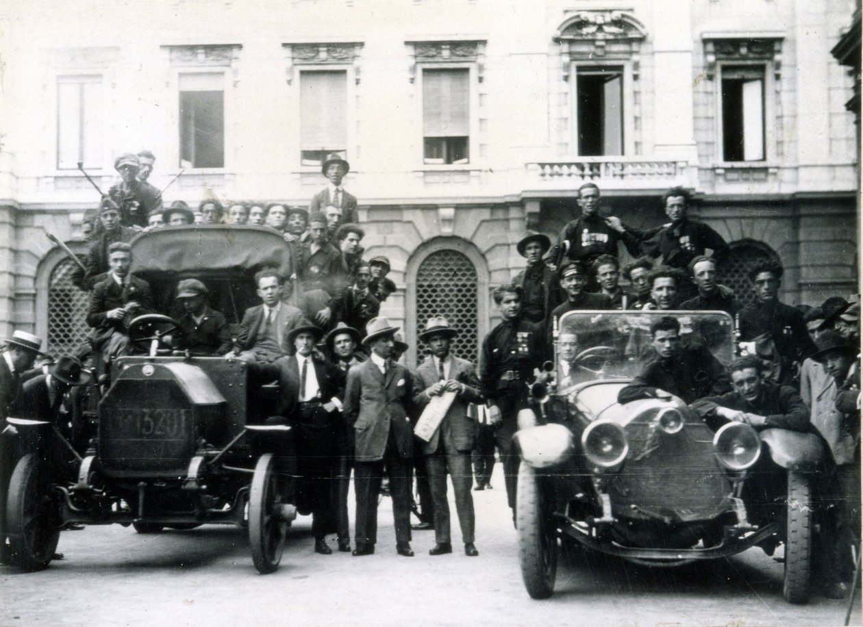 Milão, 3 e 4 de agosto de 1922. A reacção dos fascistas à greve. Equipas de acção na Praça Scala. de Italian Photographer