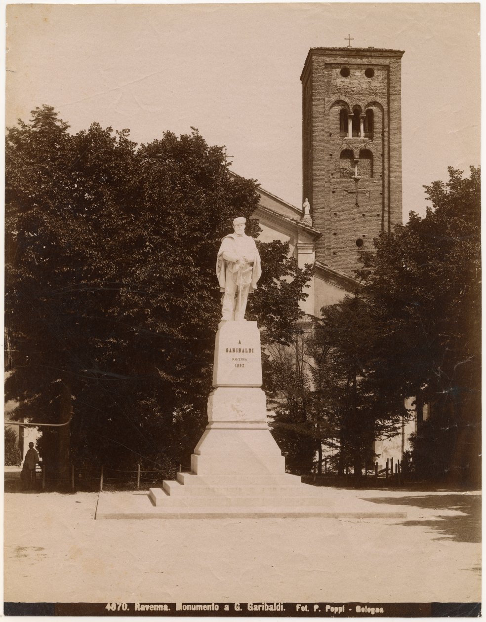 Monumento a Giuseppe Garibaldi na Piazza San Francesco, com a Igreja de São Francisco ao fundo, Ravenna, Emilia-Romagna, Itália, fotografia de Pietro Poppi, Bolonha, ca 1900 de Italian Photographer