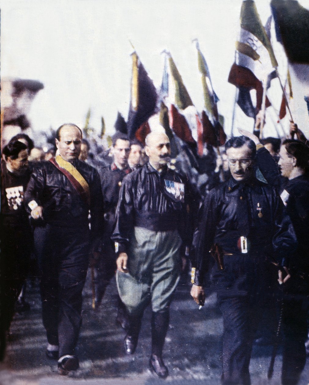 Mussolini tem a Marcha sobre Roma. 1922. Foto colorida à mão de 1923. (Marcia su Roma) de Italian Photographer