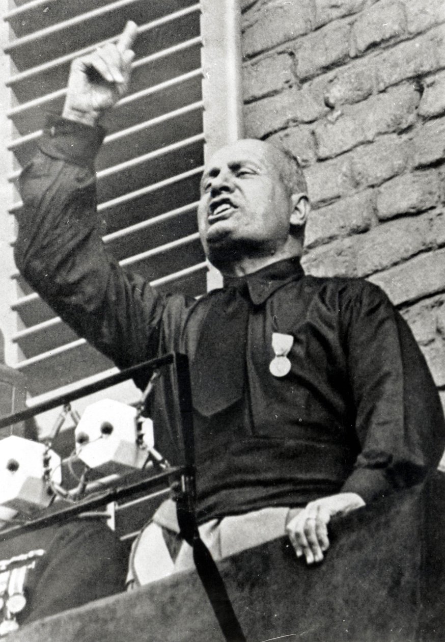 Mussolini com uma camisa preta de Italian Photographer