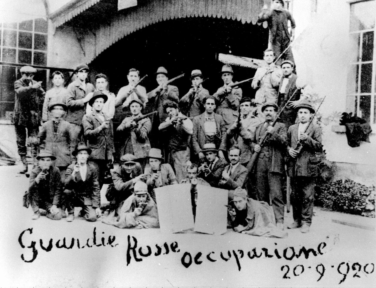 Ocupação de uma fábrica pelos comunistas italianos em 1920. de Italian Photographer