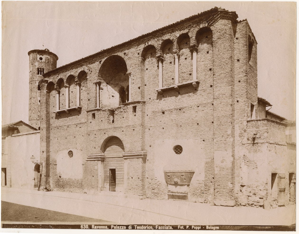 Palácio de Theodoric, Ravenna, Emilia-Romagna, Itália, fotografia de Pietro Poppi, Bolonha, ca 1900 de Italian Photographer