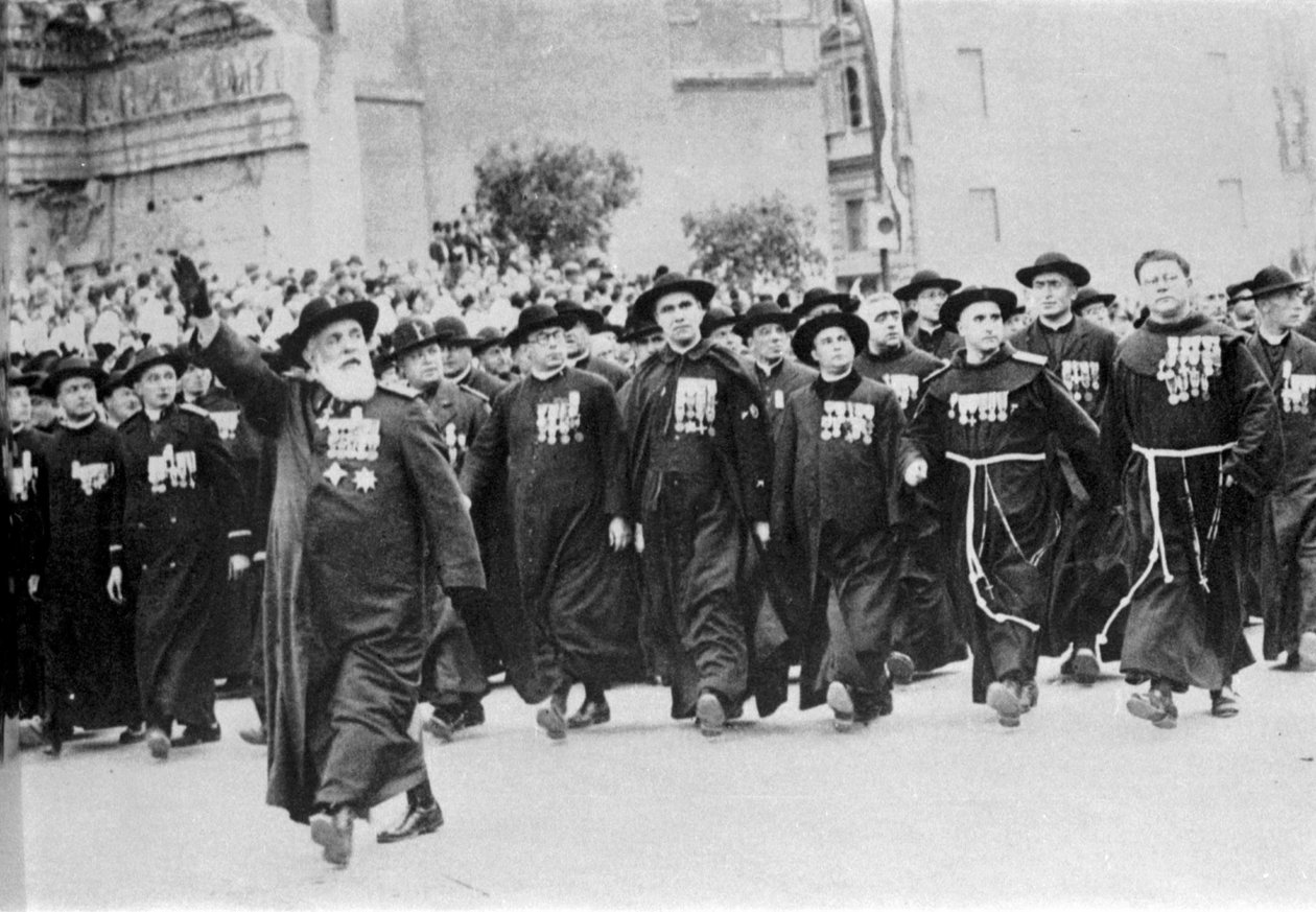 Desfile em Roma em 1931, precedido pelo corpo eclesiástico. de Italian Photographer