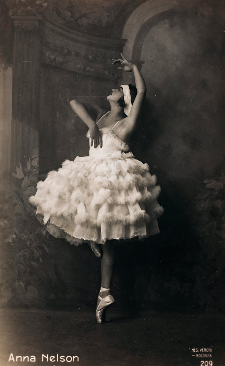 Retrato de uma bailarina, cartão postal; o suporte contém a indicação "Anna Nelson". de Italian Photographer
