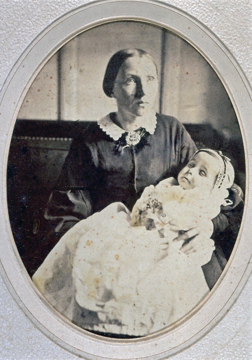 Retrato post mortem de uma menina segurada pela sua mãe, c.1855 (foto a p/b) de Italian Photographer
