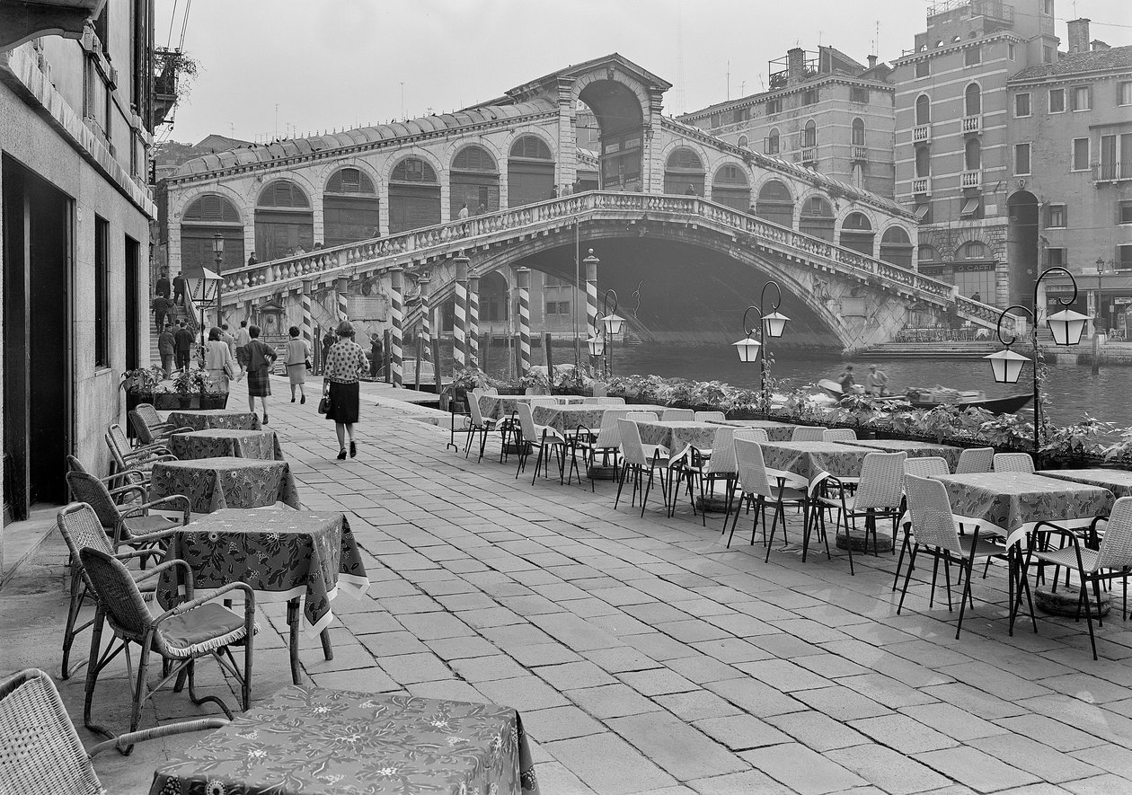 Ponte Rialto, Veneza, c.1955 (foto a p/b) de Italian Photographer