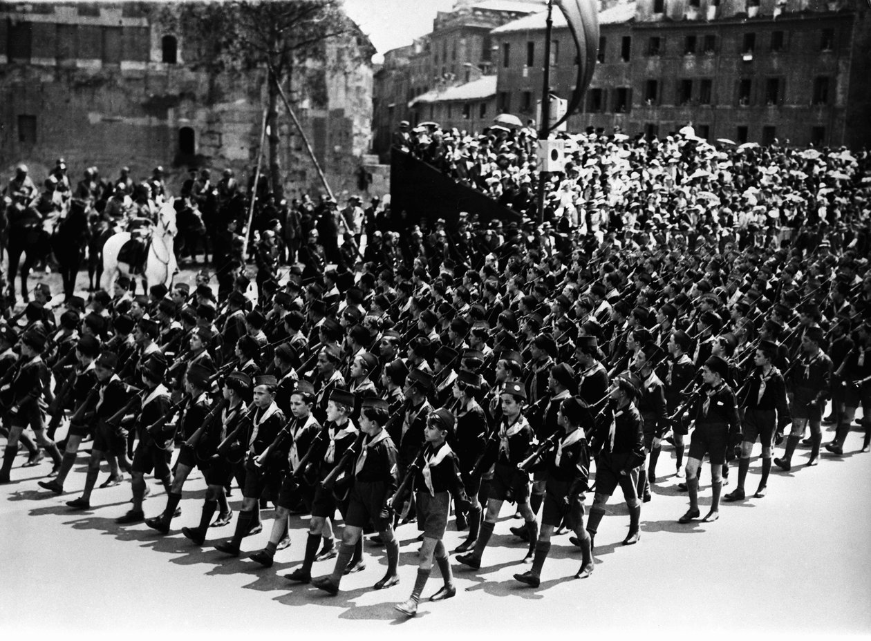 Roma. Desfile de Balilla na Via dell