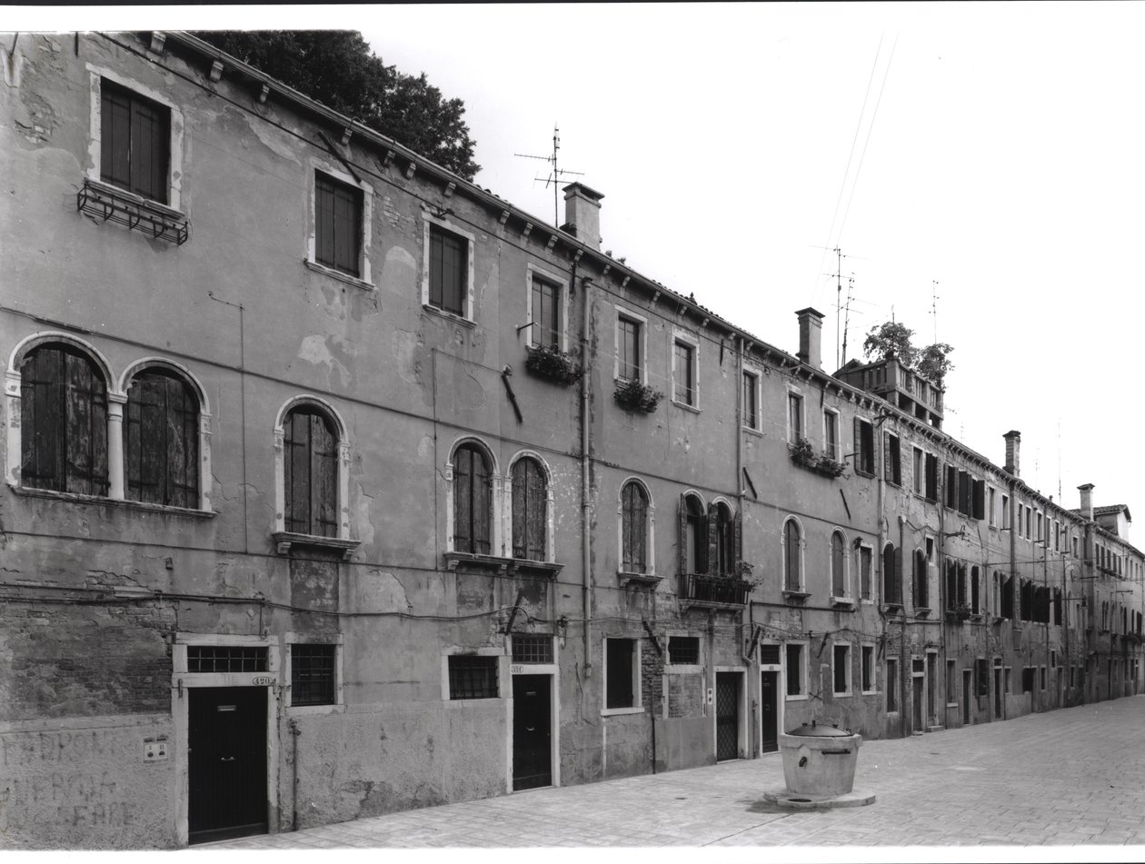 Fileira de casas na Calle Riello, Veneza de Italian Photographer