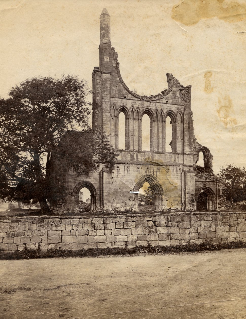Ruínas da abadia de Byland, vista do noroeste, Reino Unido, cerca de 1890 de Italian Photographer
