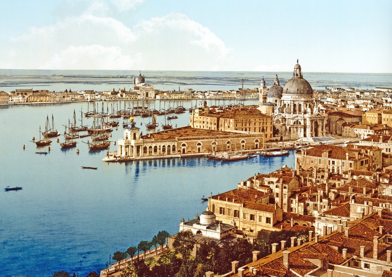 Santa Maria della Salute da torre do Campanile em St Marks Square, Veneza, bar. c.1900 de Italian Photographer