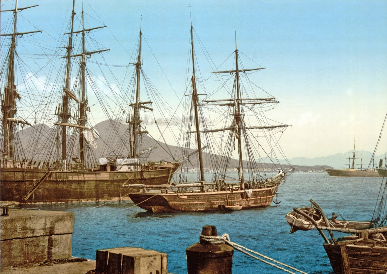 Escunas na baía de Nápoles com o Vesúvio no fundo, bar. c.1900 de Italian Photographer