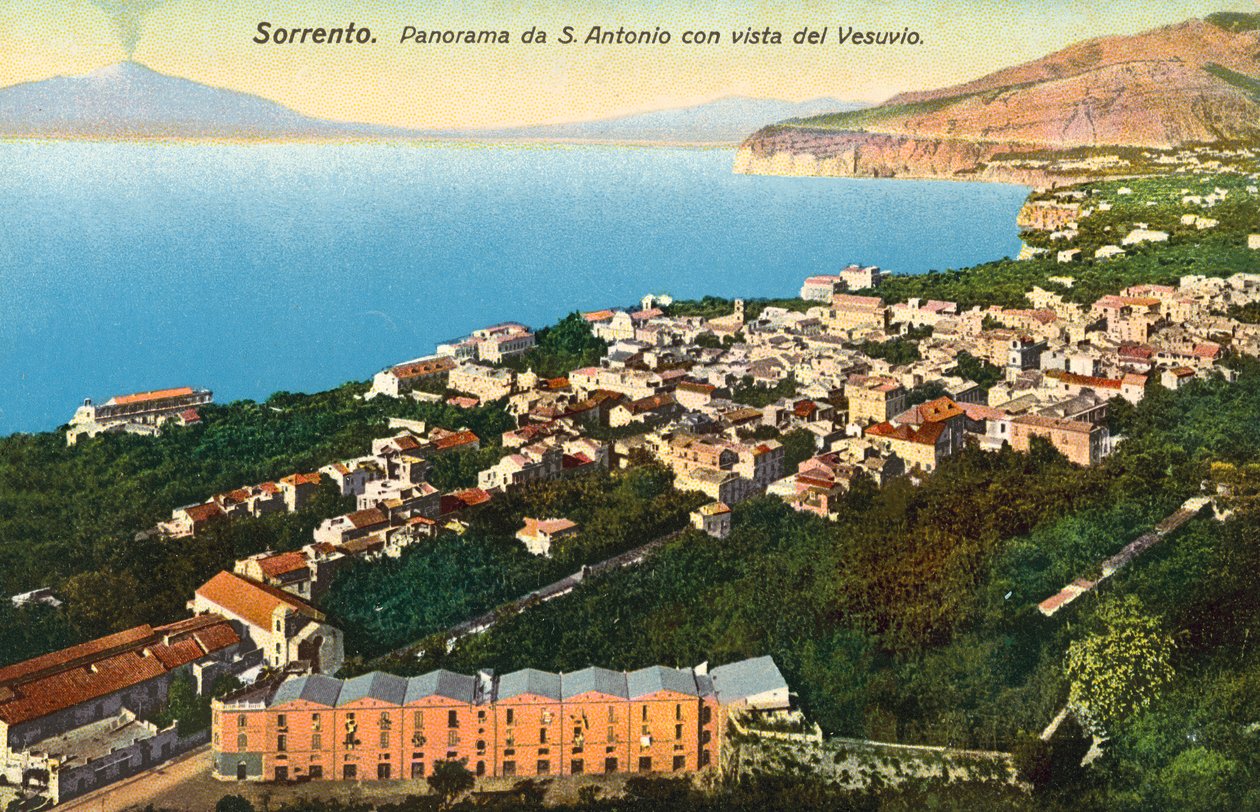 Sorrento, Panorama de S. António com vista para o Vesúvio (fotografia a cores) de Italian Photographer