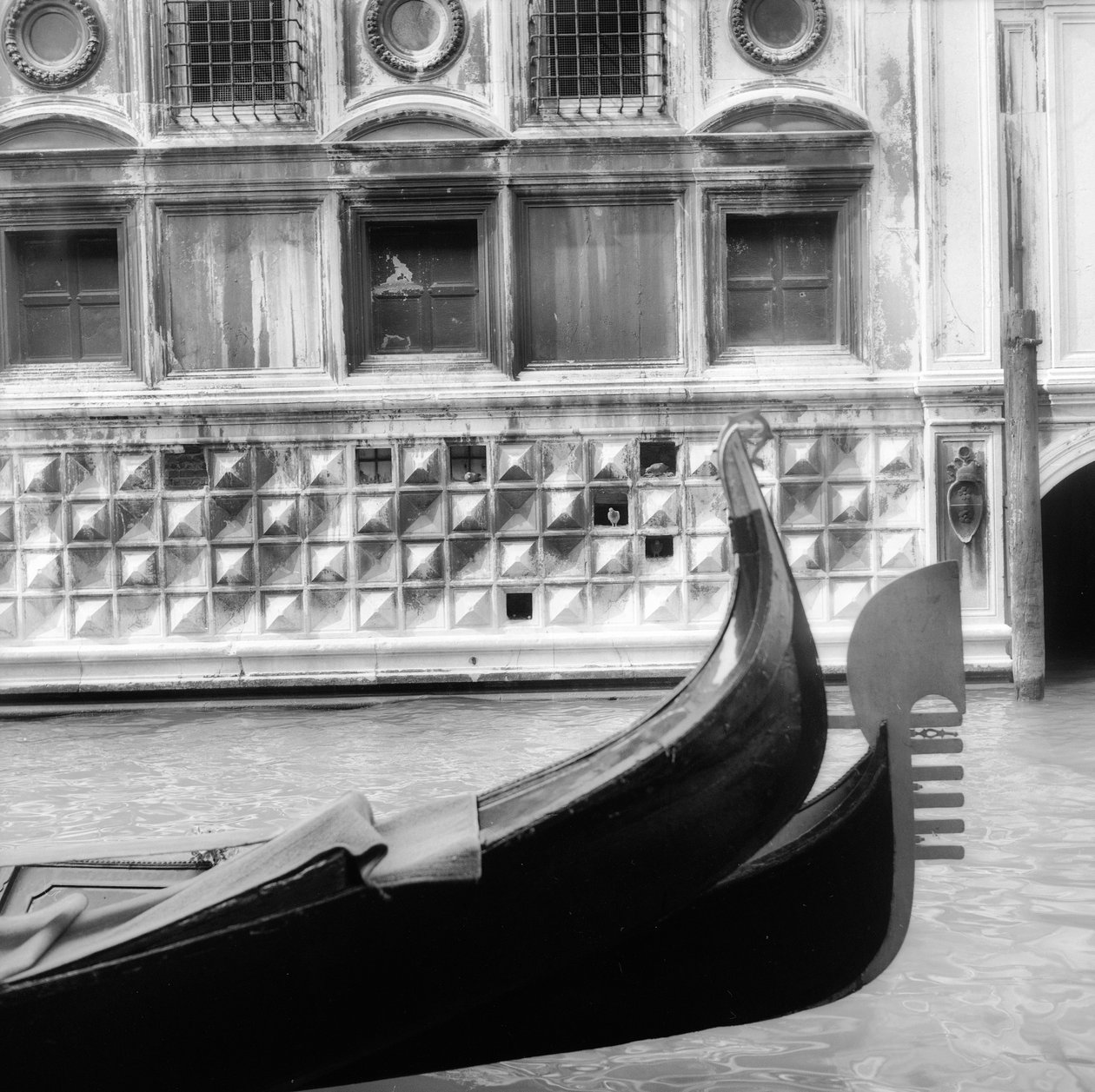Gôndola de degrau em um canal veneziano de Italian Photographer