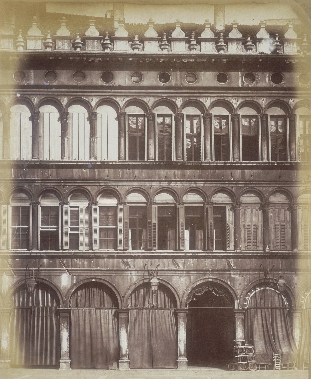 A fachada de um edifício veneziano, c.1865 de Italian Photographer