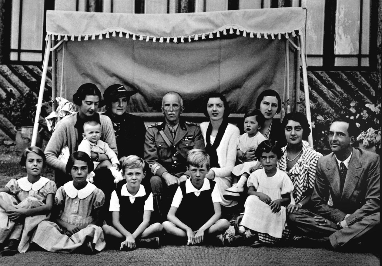 A família real italiana. No centro Victor Emmanuel III (Vittorio Emanuele). Entre as crianças sentadas, o 3º da esquerda é o Príncipe Victor Emmanuel (Victor-Emmanuel) (Vittorio Emanuele), o último à direita seu pai Humbert II (Umberto II). 19 de Italian Photographer