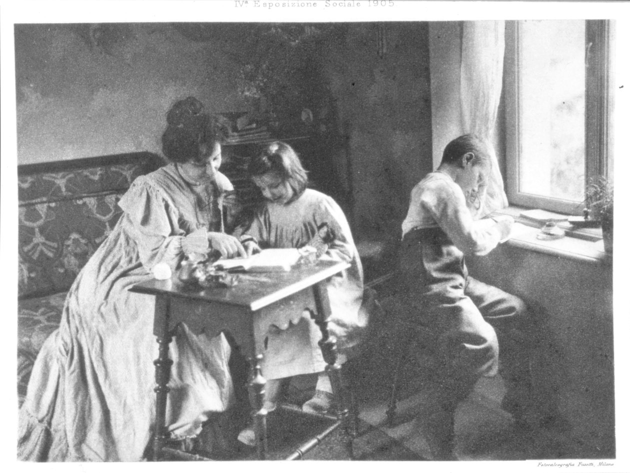 A lição da leitura, 1905 (impressão do gelatin do brometo de prata) de Italian Photographer