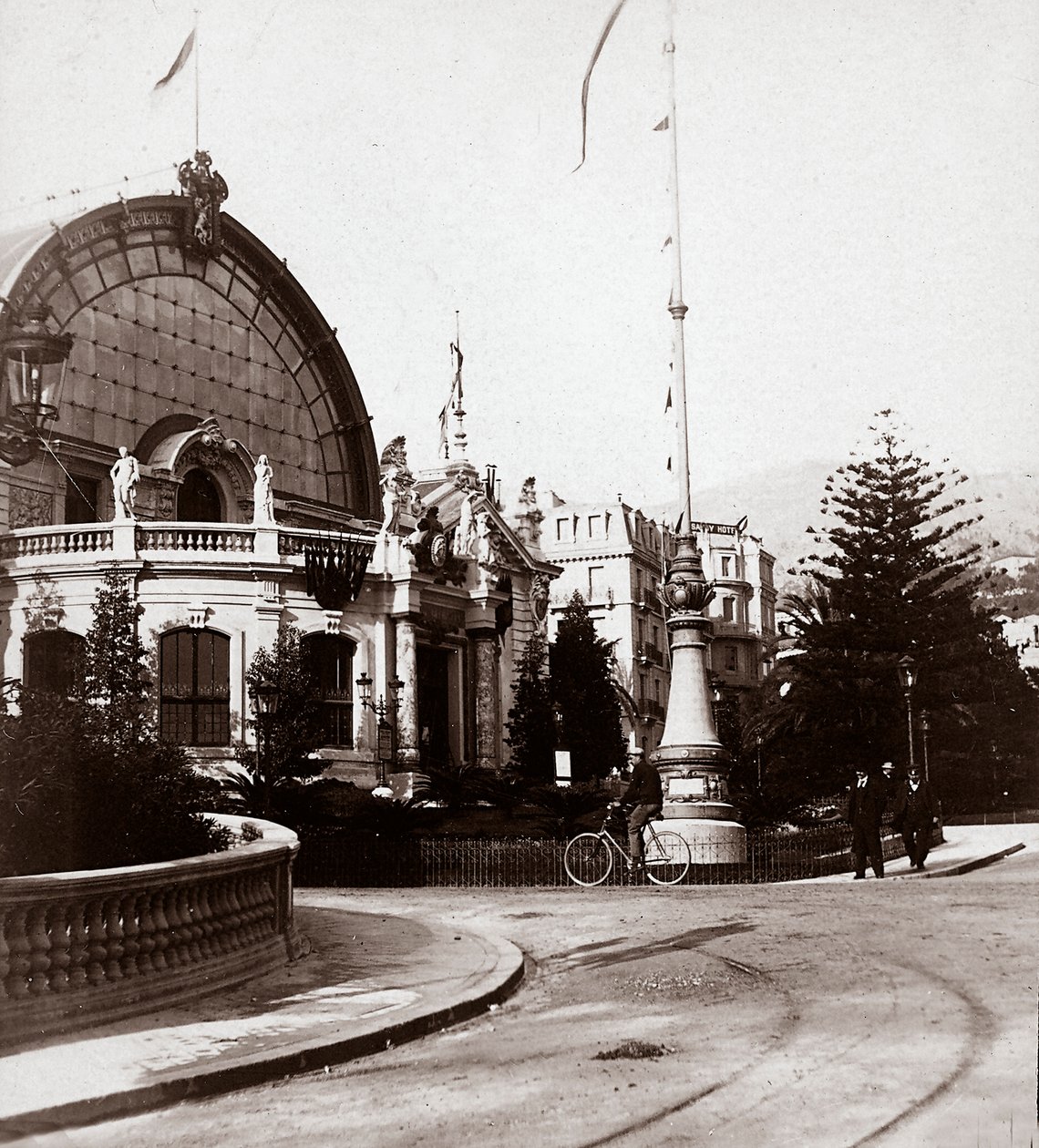 A entrada para a Exposição de Belas Artes em Montecarlo, em 1898, 25/02/1898 (foto a p/b) de Italian Photographer
