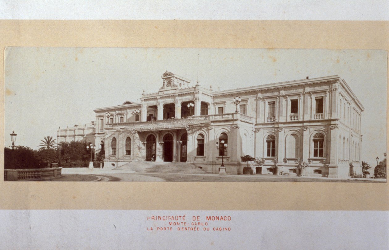 A fachada principal do Casino de Montecarlo a meio da construção de Italian Photographer