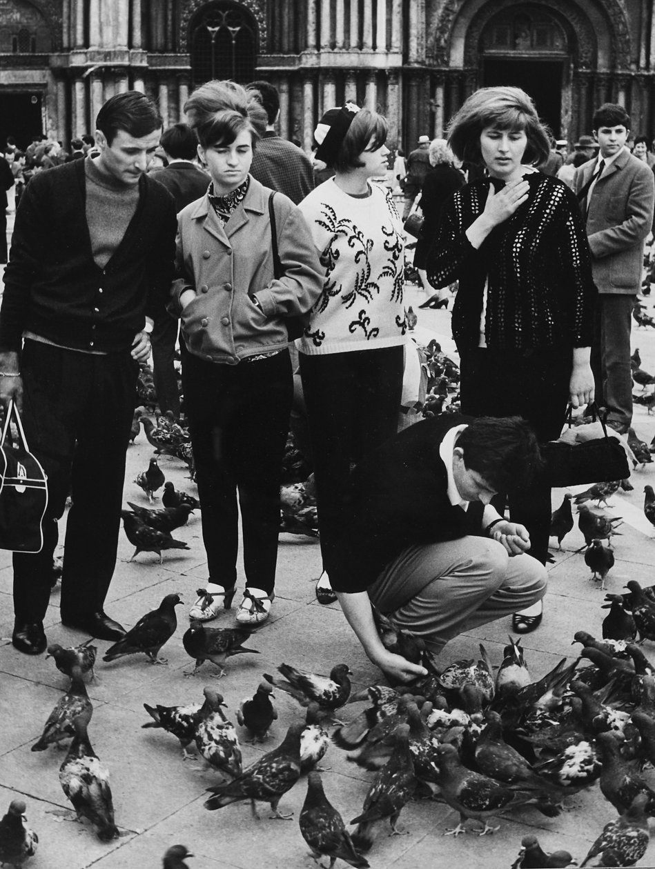 Turistas Alimentando Pombos, Piazza San Marco, Veneza, c.1970 (foto a p/b) de Italian Photographer