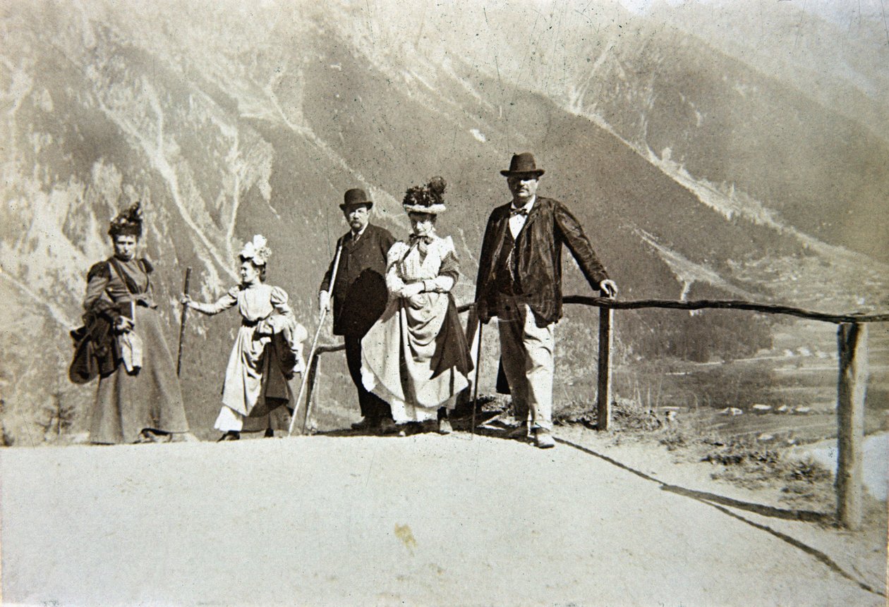 Turistas nas montanhas, Itália, c.1895 (foto sépia) de Italian Photographer