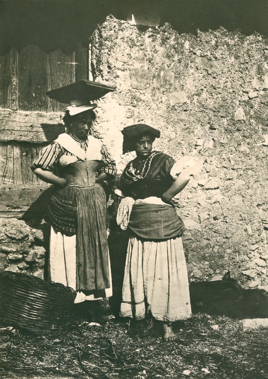 Dois agricultores do campo romano com roupas tradicionais, Itália, cerca de 1910 de Italian Photographer
