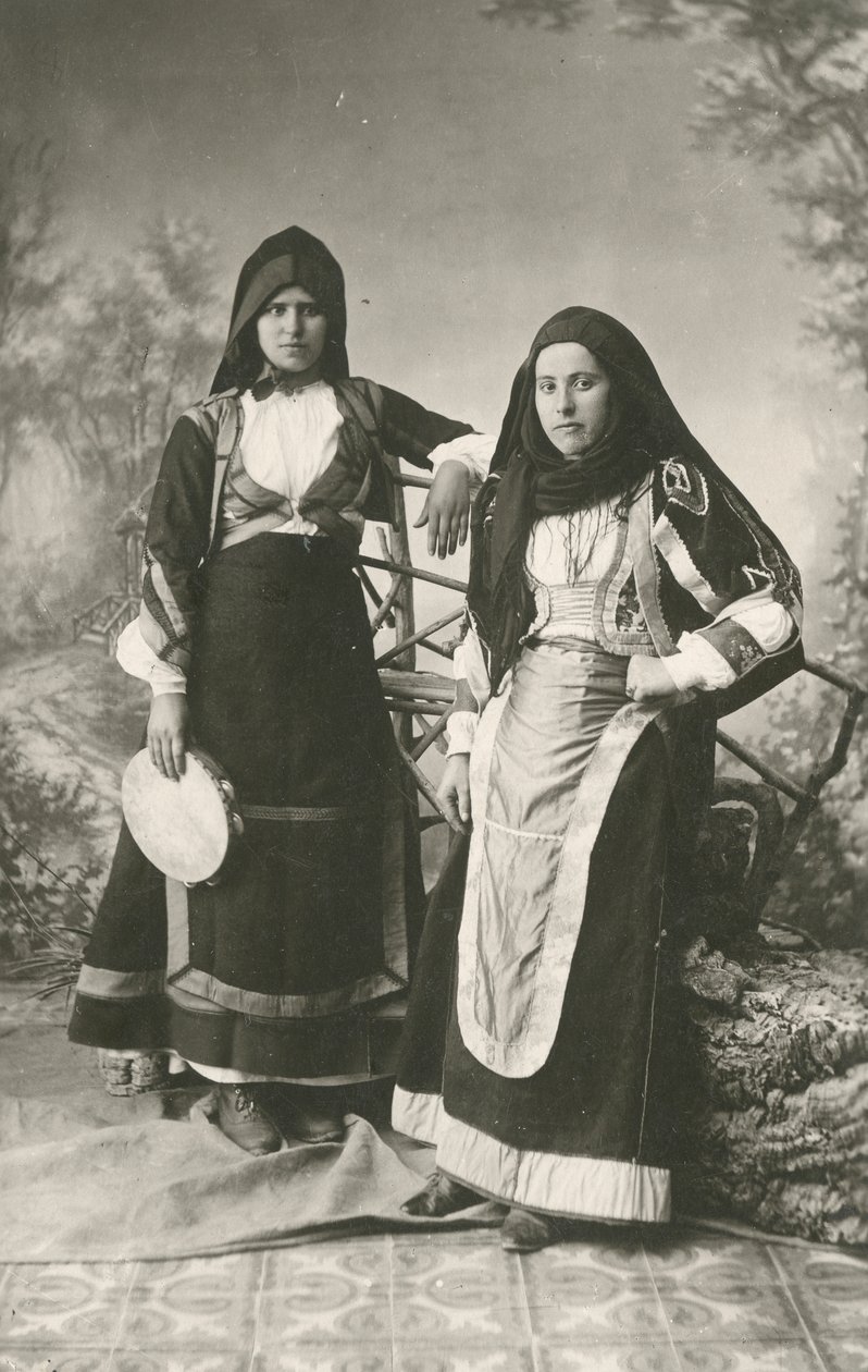 Duas mulheres com roupas tradicionais de Belvi e Aritzo, Sardenha, Itália, cerca de 1910 de Italian Photographer