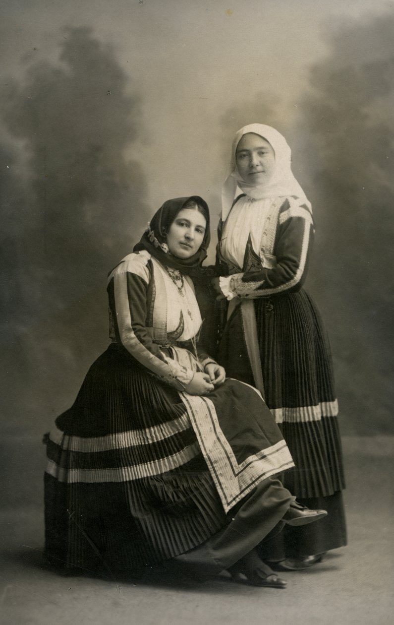 Duas mulheres com trajes tradicionais, Fonni, Sardenha, Itália, cerca de 1915 de Italian Photographer