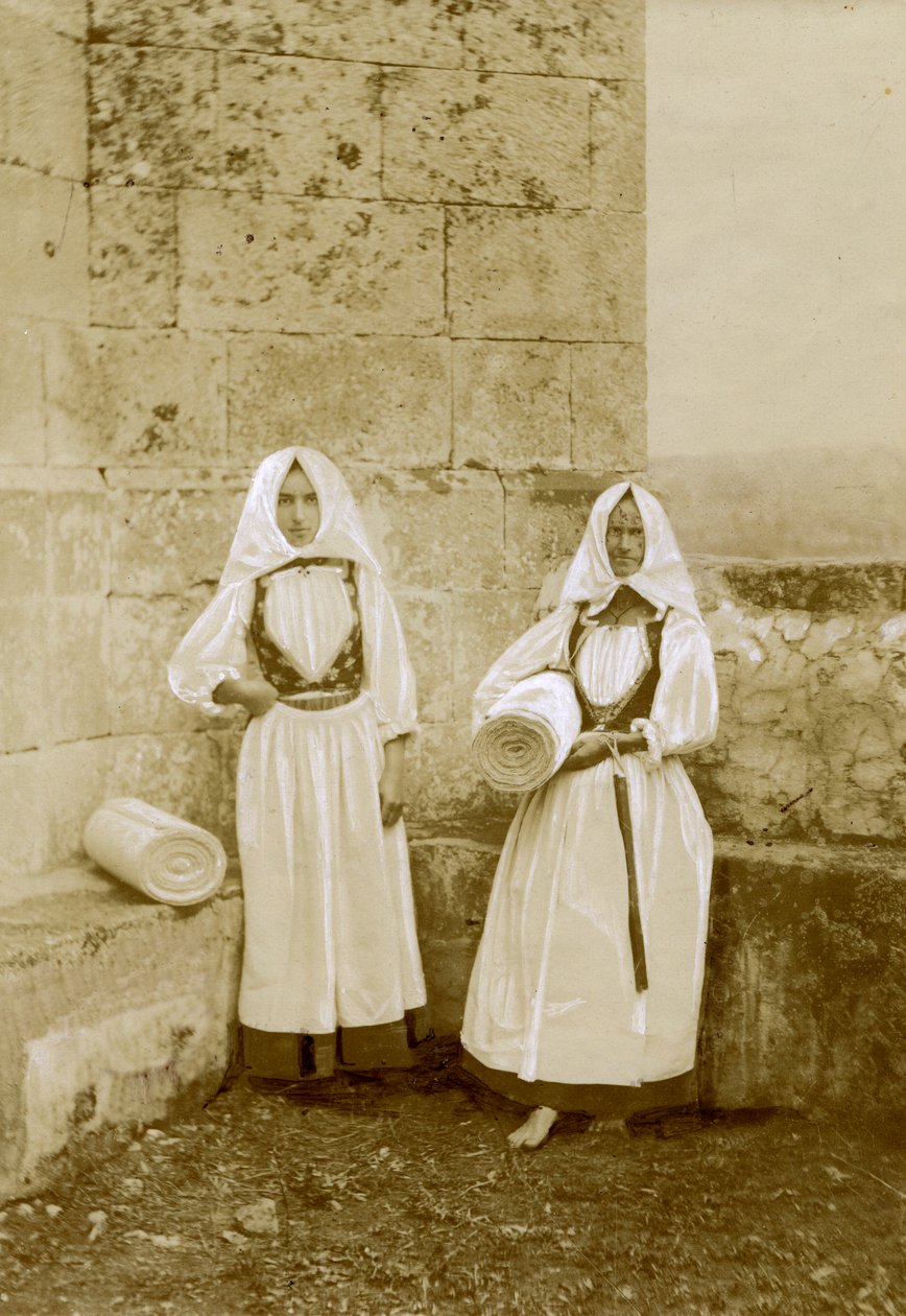 Duas mulheres com trajes tradicionais, vendedores de orbace (lã de ovelha da Sardenha), Sardenha, Itália, cerca de 1915 de Italian Photographer