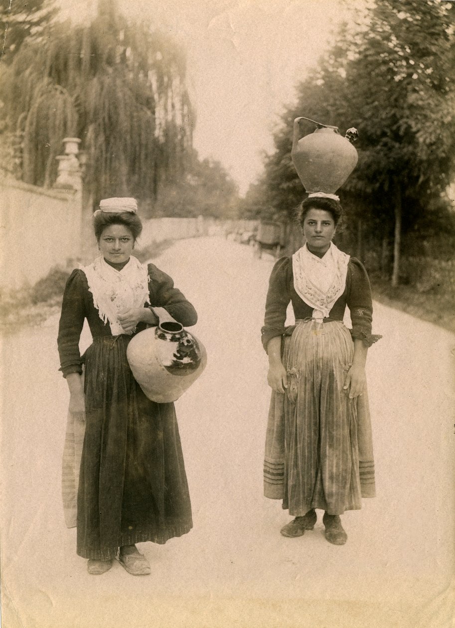 Duas jovens com jarros de terracota, Roccaraso, Abruzzo, Itália, cerca de 1905 de Italian Photographer
