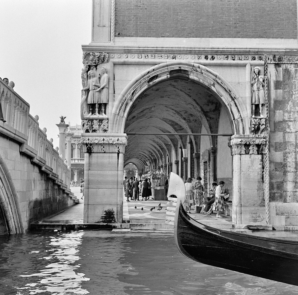 Cena veneziana, c.1960 (foto a p/b) de Italian Photographer