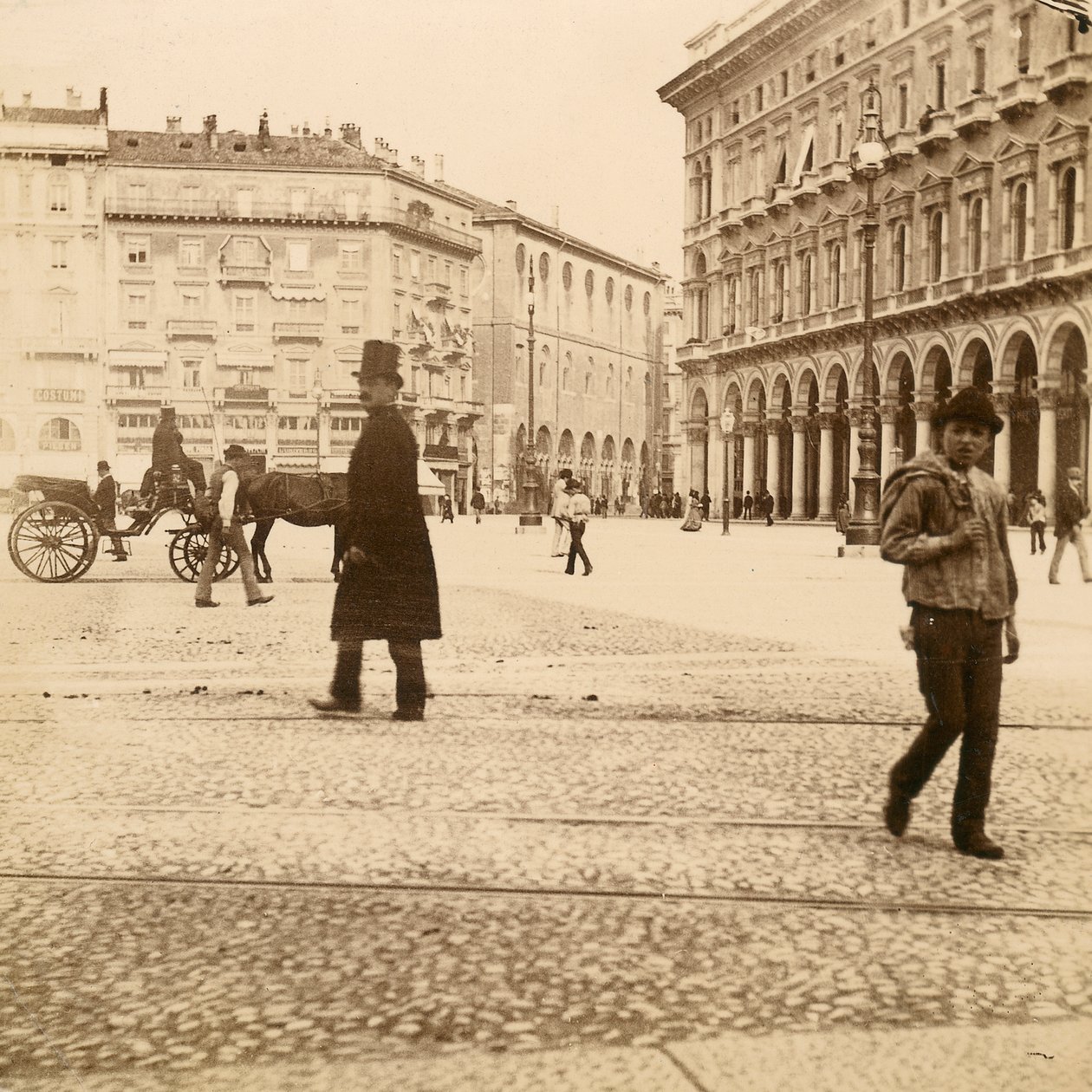 Vista da Piazza del Duomo, Milão, 1873 de Italian Photographer