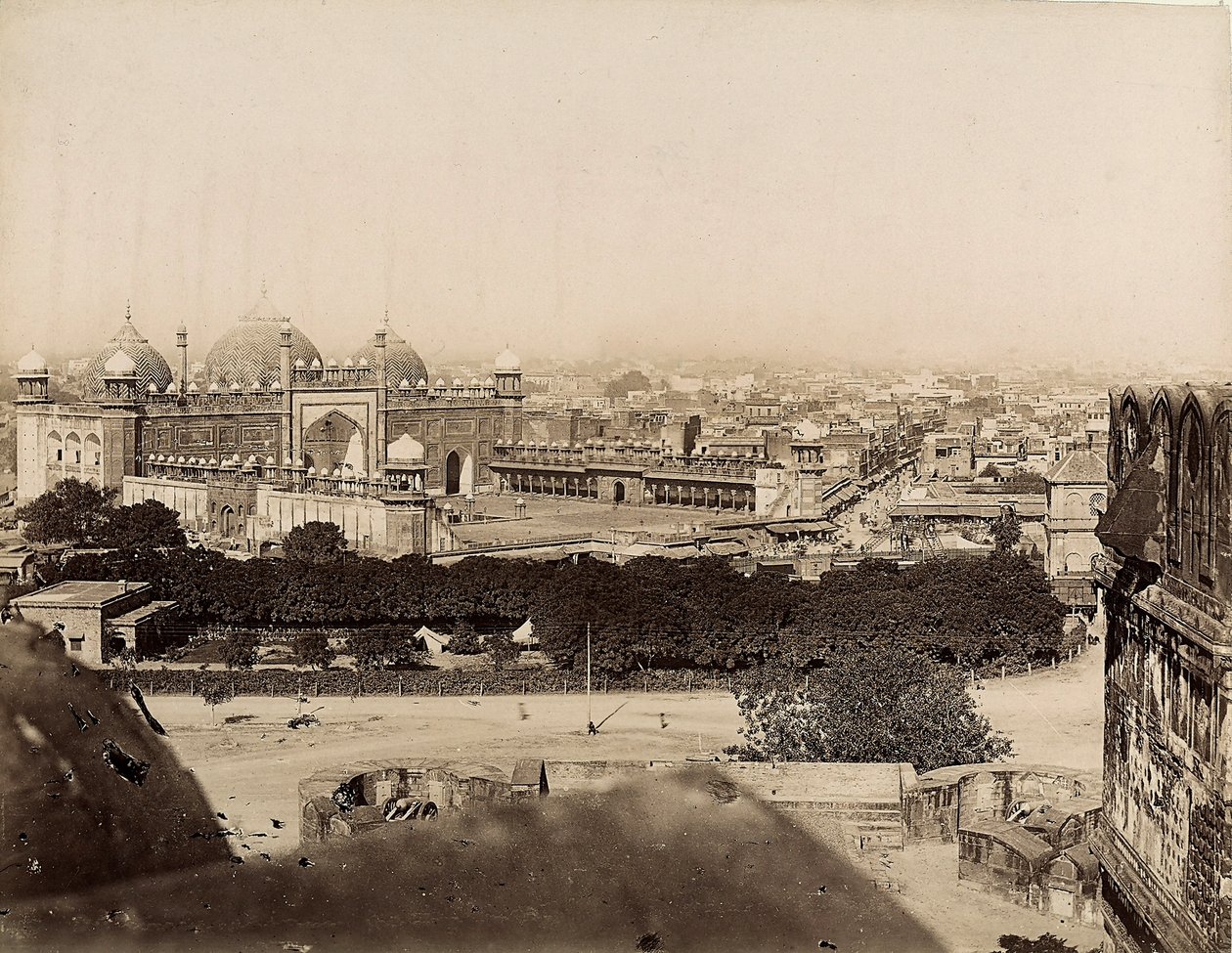 Vista da cidade de Agra e da Mesquita Moti (Forte de Agra), c.1890 (estampa de gelatina prateada) de Italian Photographer