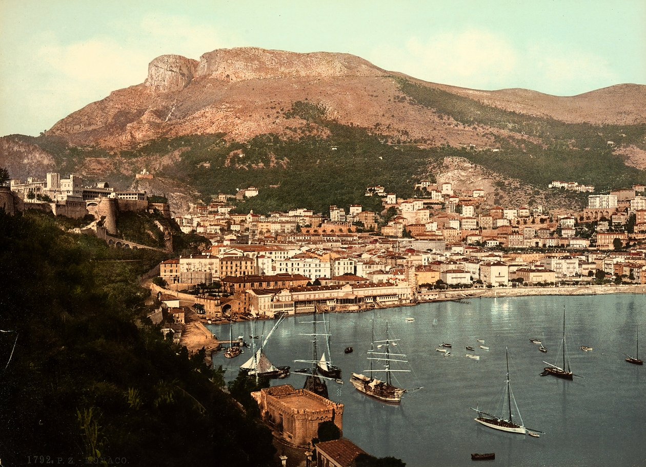 Vista da cidade do Mónaco, de frente para a baía homónima, no Principado do Mónaco, em França de Italian Photographer