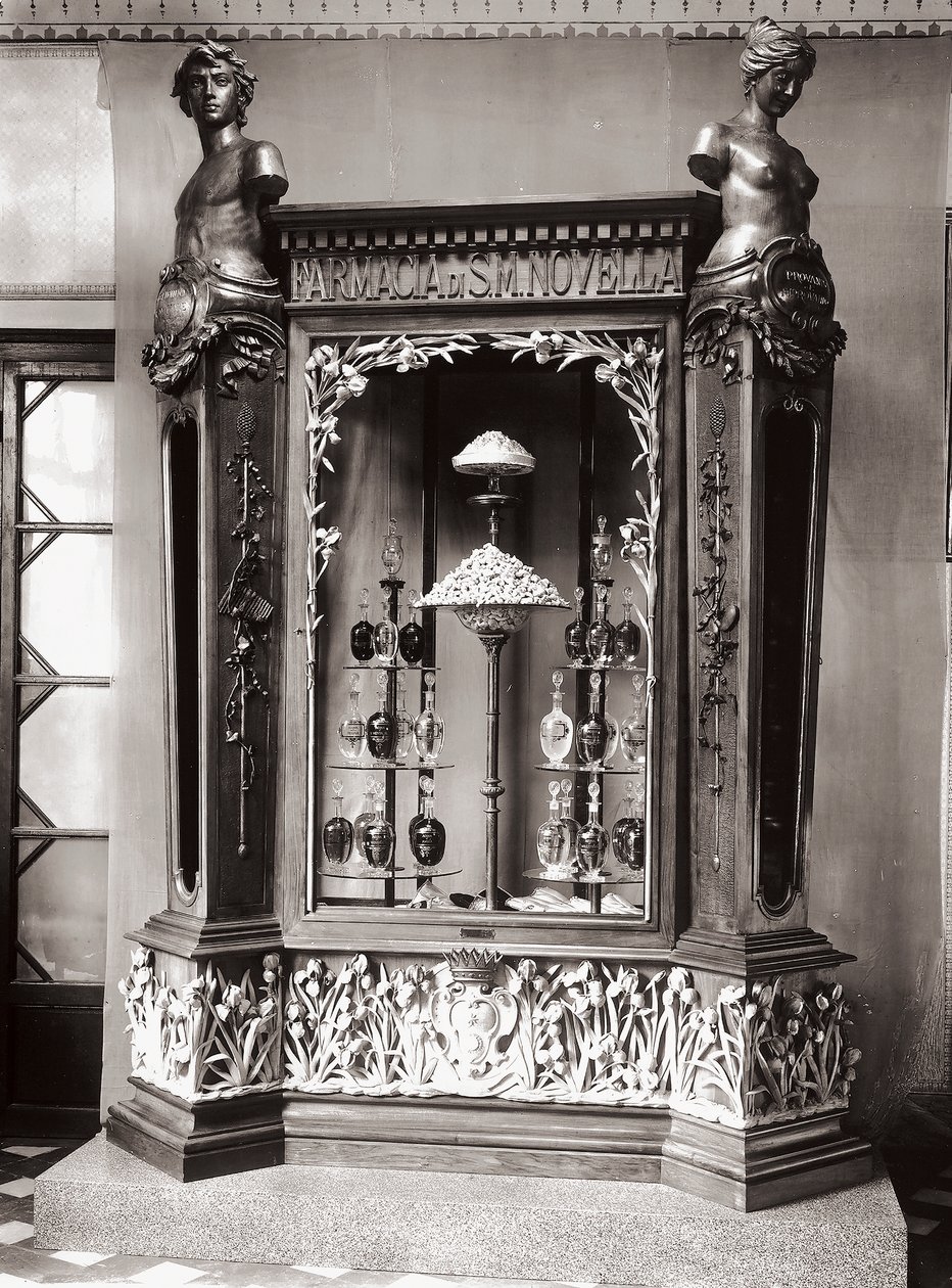 Vitrine, Officina Profumo, Farmaceutica di Santa Maria Novella, Florença, Itália de Italian Photographer