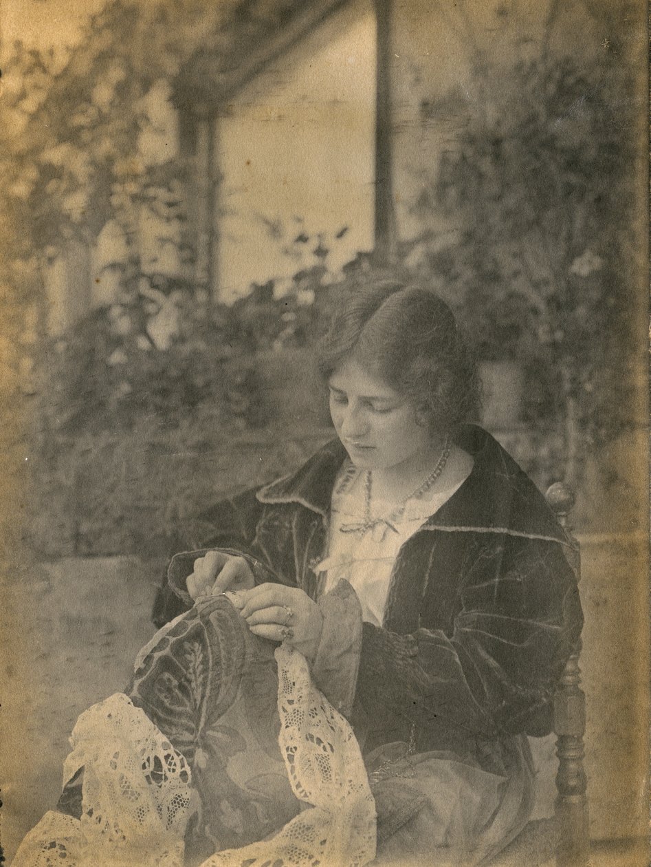 Mulher a coser um vestido de renda, Itália, cerca de 1910 de Italian Photographer