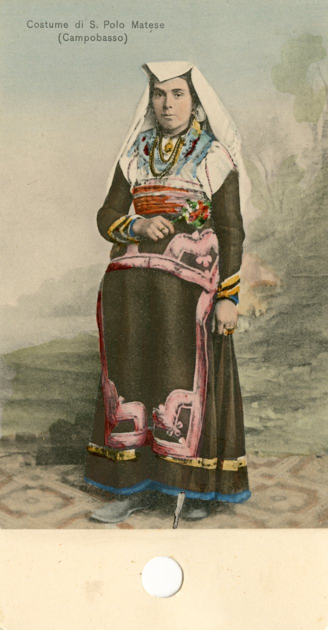Mulher com traje tradicional, San Polo Matese, Molise, Itália, cerca de 1910 de Italian Photographer