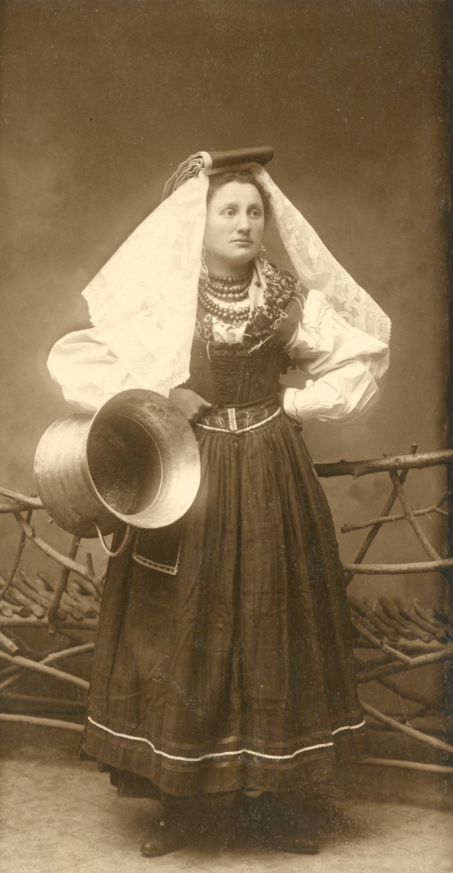 Mulher com traje tradicional e segurando um recipiente de cobre, Abruzzo, Itália de Italian Photographer